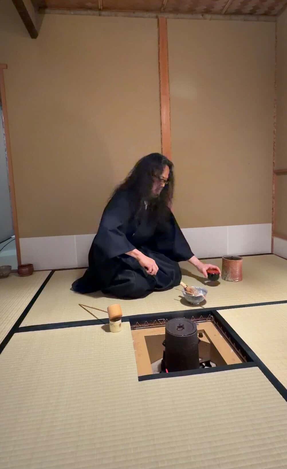 茶室で点前をする名前(仮)